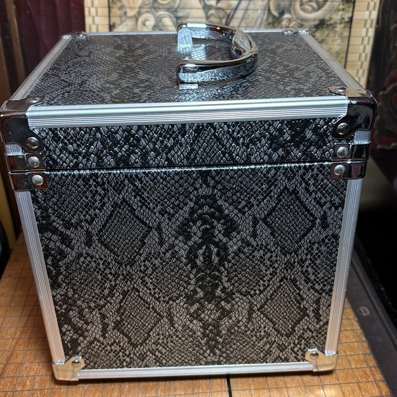 Black Silver Snake Skin Reptile Makeup Hair Tools Carrier Case 8.5”Hx7.5”Dx7”L - Picture 7 of 10